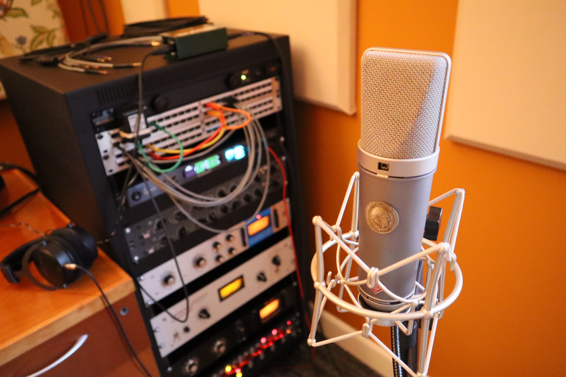 Neumann microphone and outboard rack